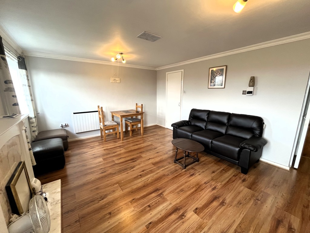 1 bed flat to rent in Pentelow Gardens, Feltham 3