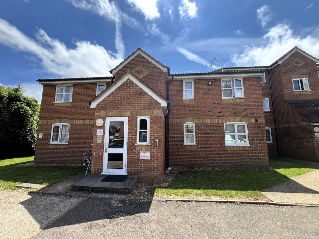 2 bed apartment to rent in Redford Close, Feltham  - Property Image 2