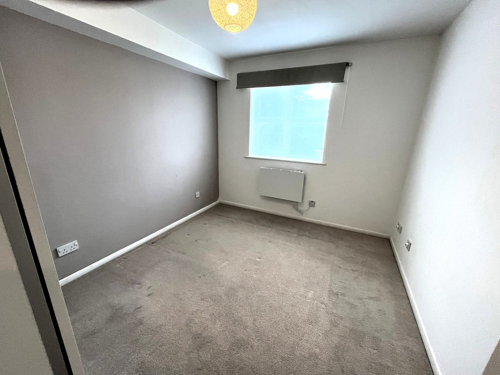 2 bed apartment to rent in Redford Close, Feltham 7