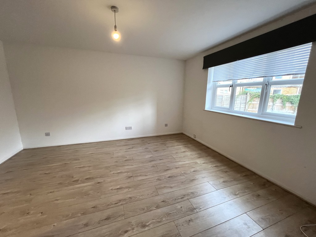 2 bed apartment to rent in Redford Close, Feltham 11
