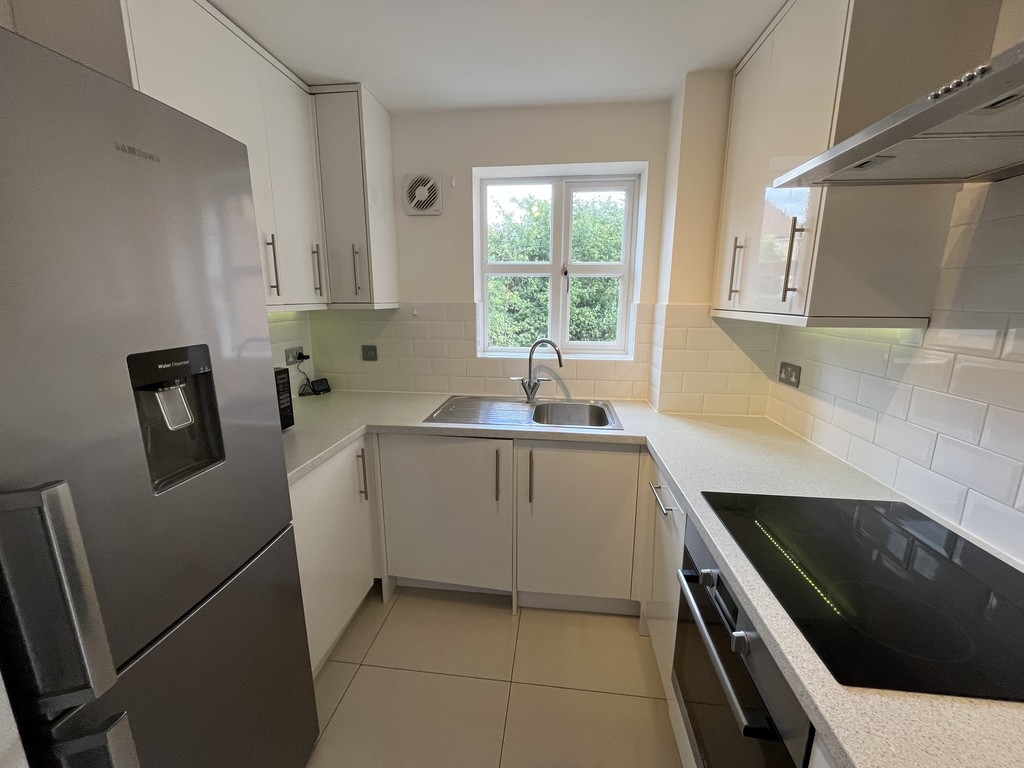 2 bed apartment to rent in Redford Close, Feltham 5