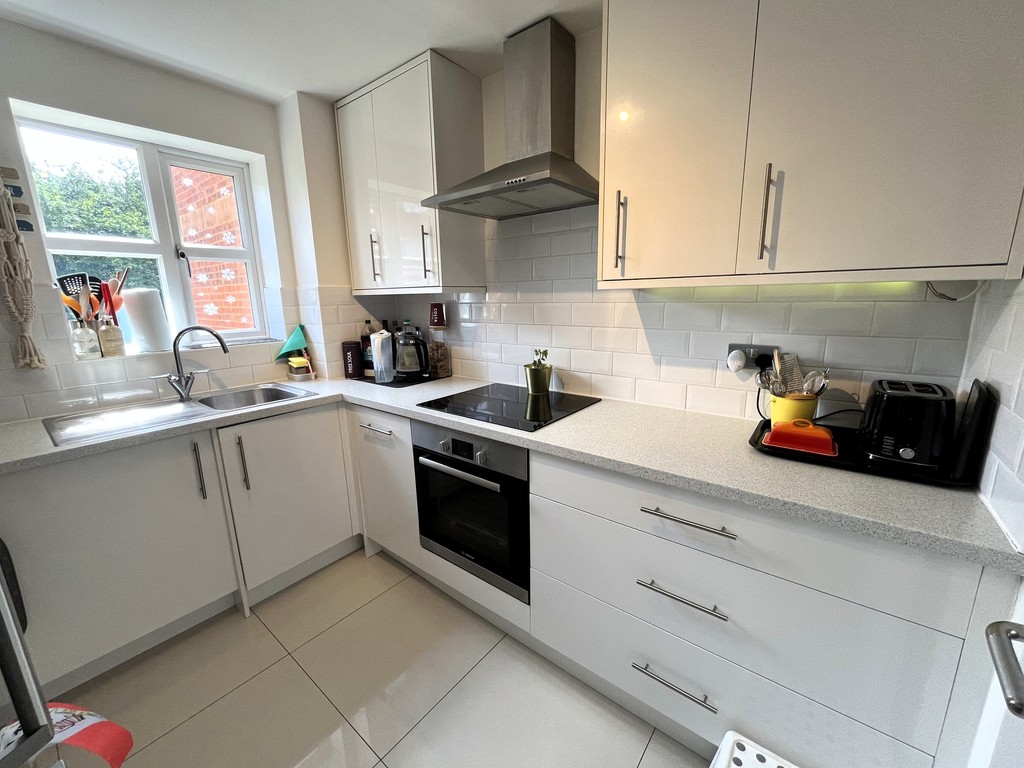 2 bed apartment to rent in Redford Close, Feltham 2