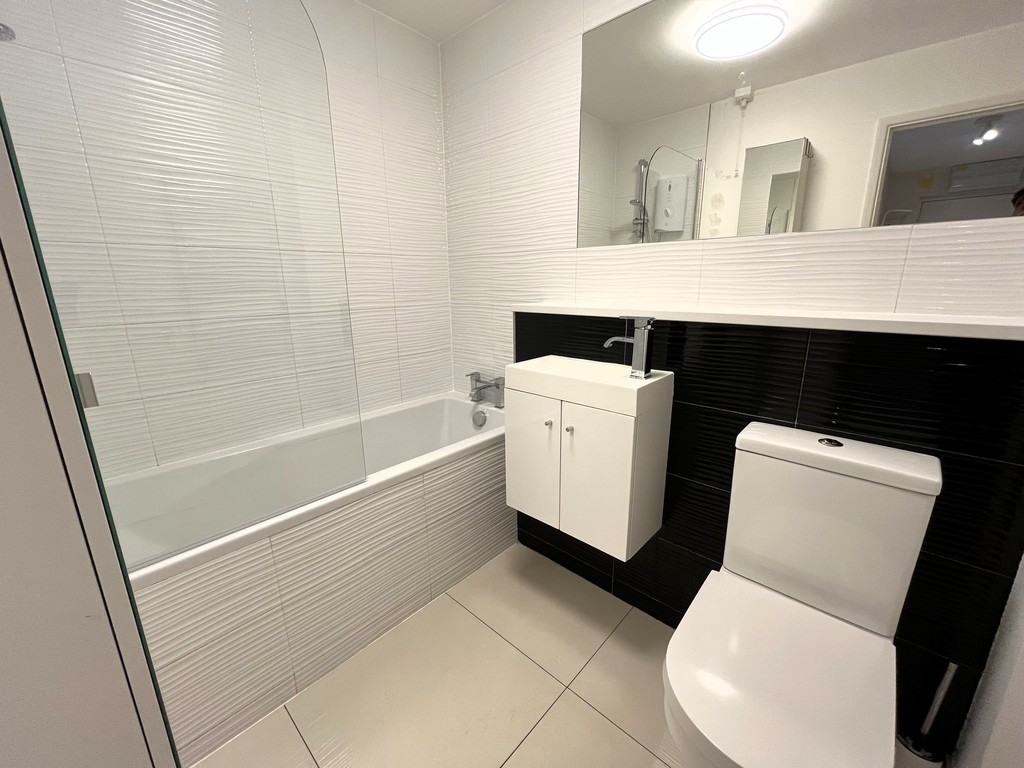 2 bed apartment to rent in Redford Close, Feltham 7