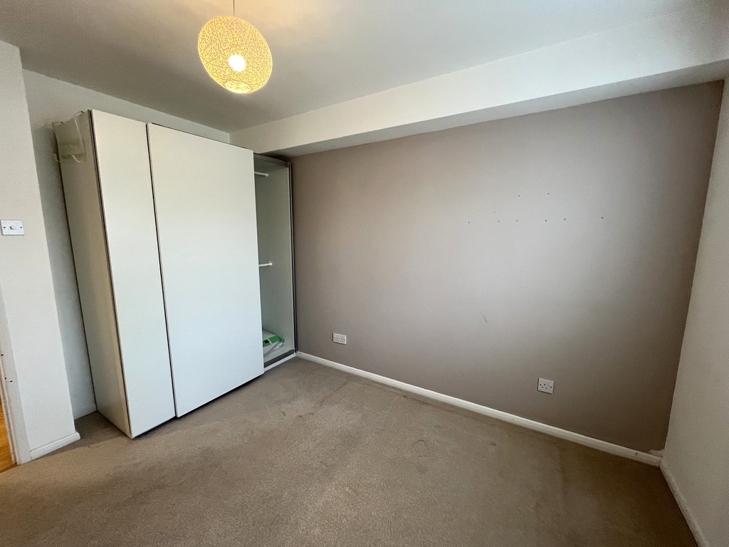 2 bed apartment to rent in Redford Close, Feltham 9
