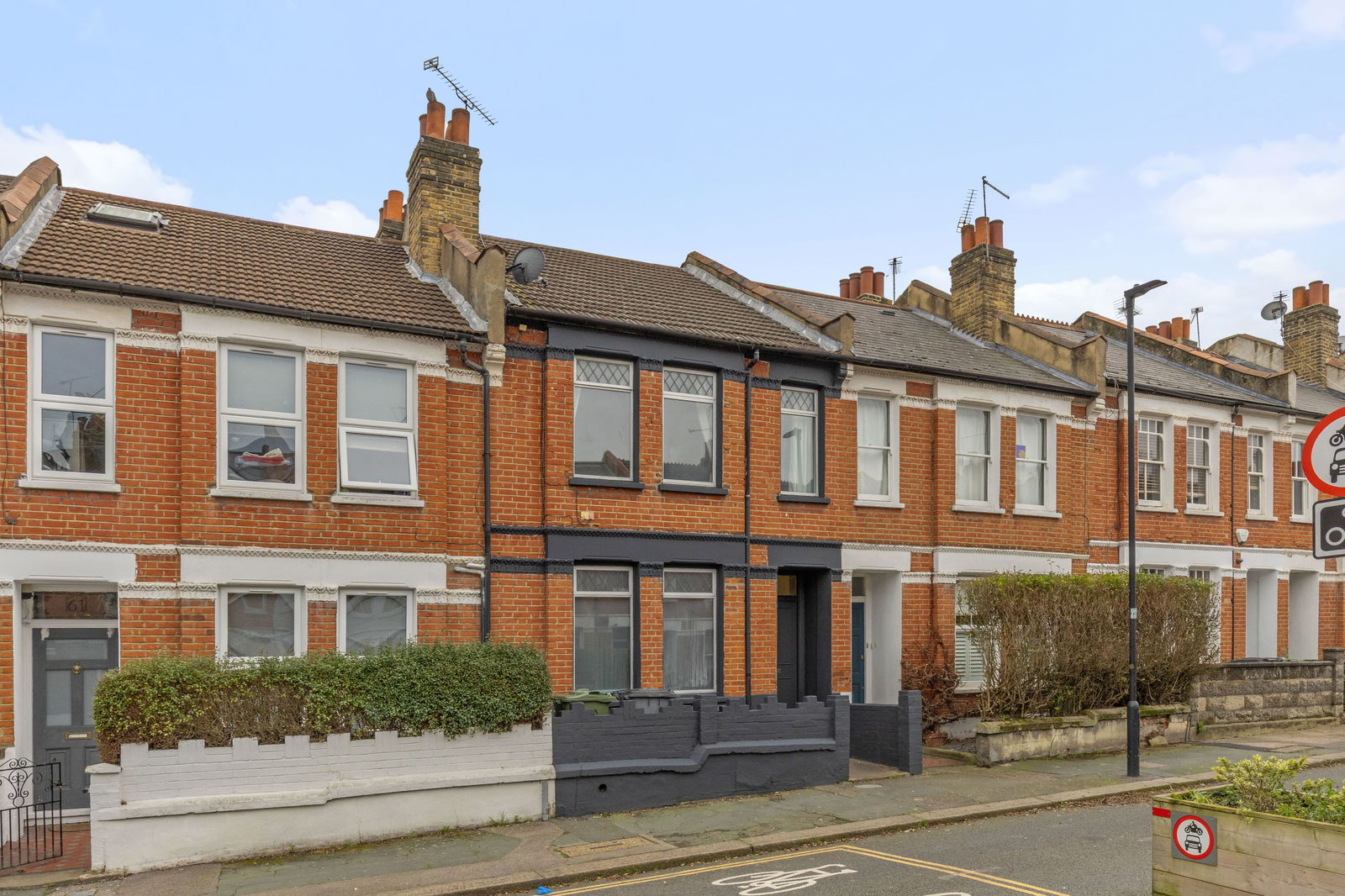 3 bed flat to rent in Kingswood Road, London, SW2 4JN