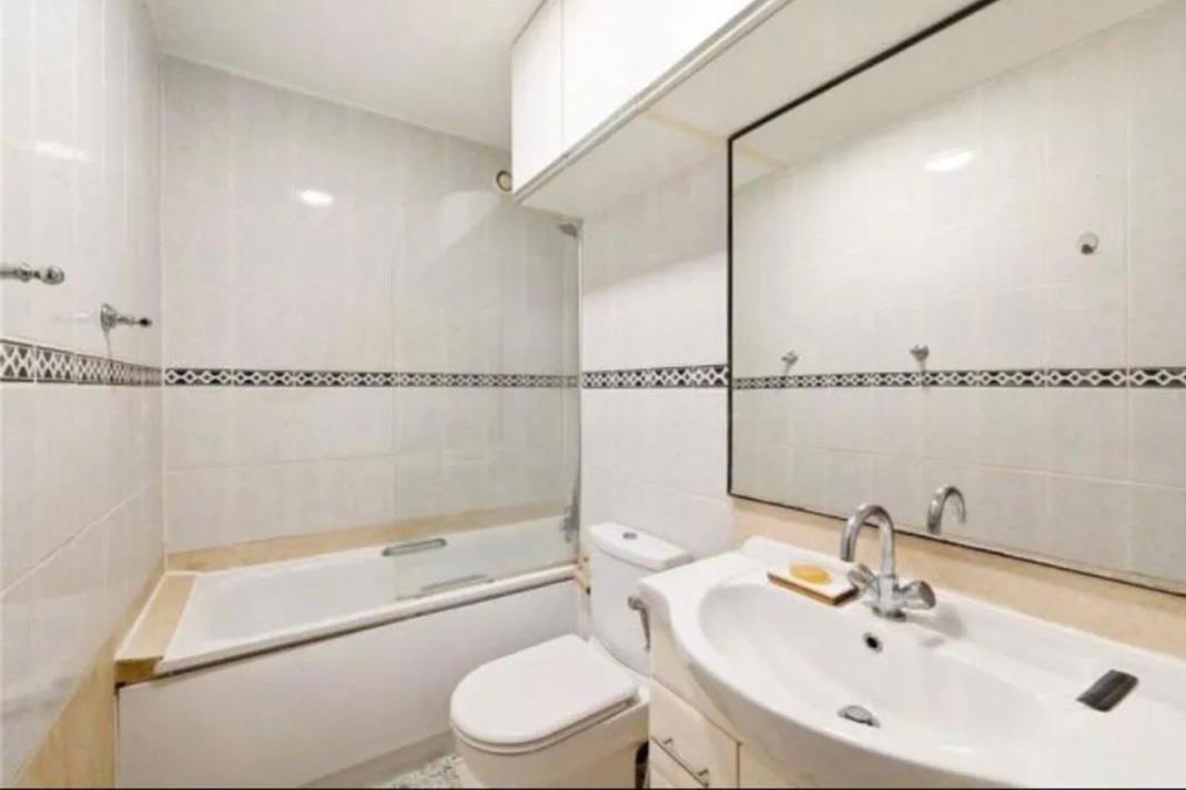 1 bed apartment for sale in Cambridge Square, London 8