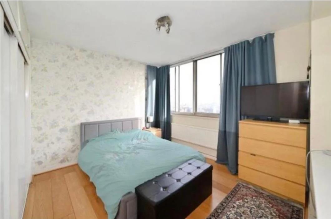 1 bed apartment for sale in Cambridge Square, London 3