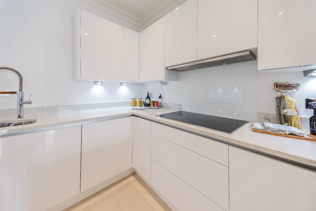 2 bed apartment to rent in Rainville Road 5