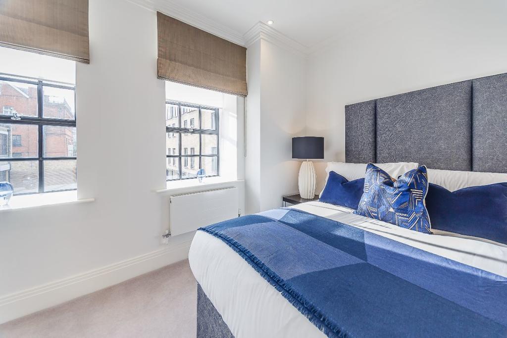 2 bed apartment to rent in Rainville Road 10