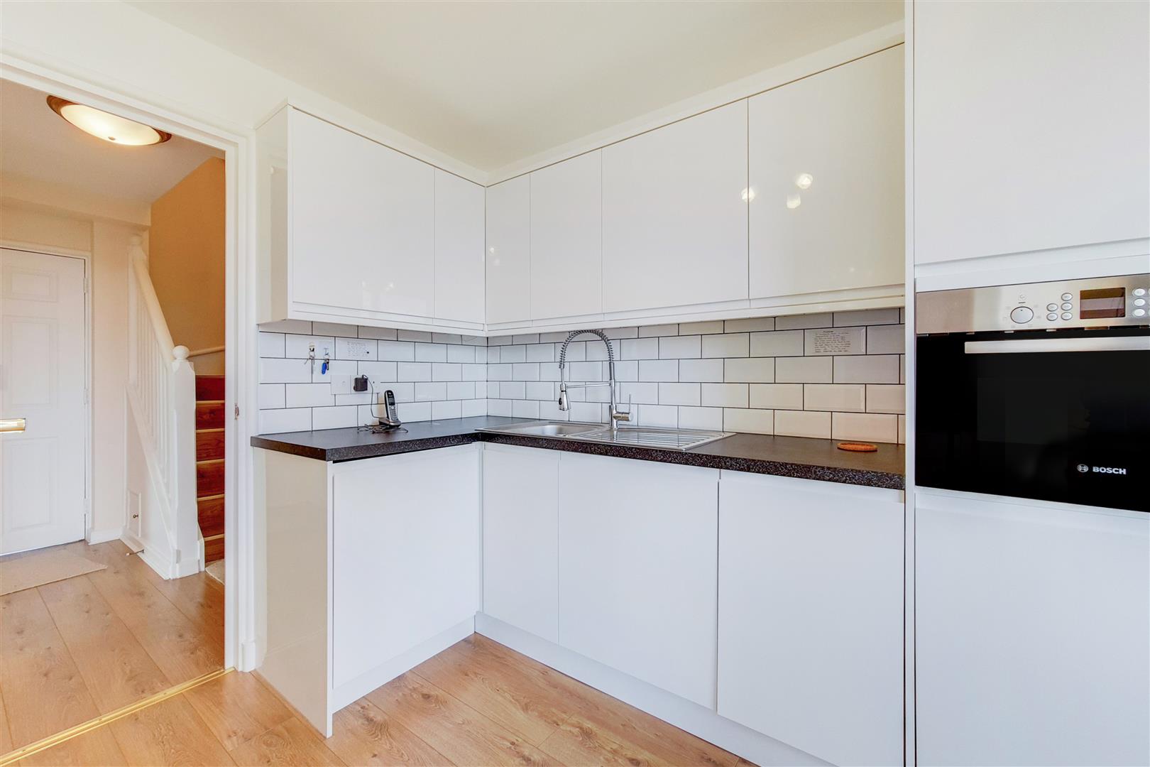 2 bed apartment to rent in Asher Way  - Property Image 5