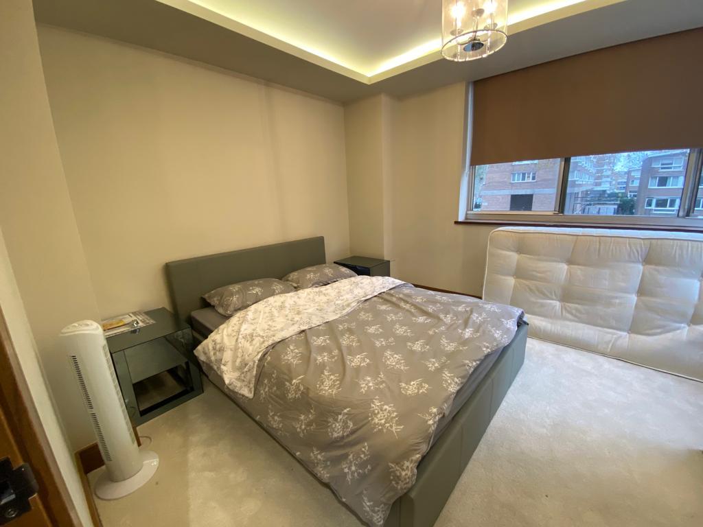 3 bed apartment for sale in Cambridge Square, London 5