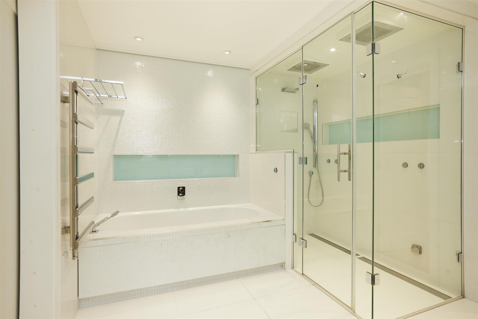 6 bed detached house for sale in Park View Road, London  - Property Image 78