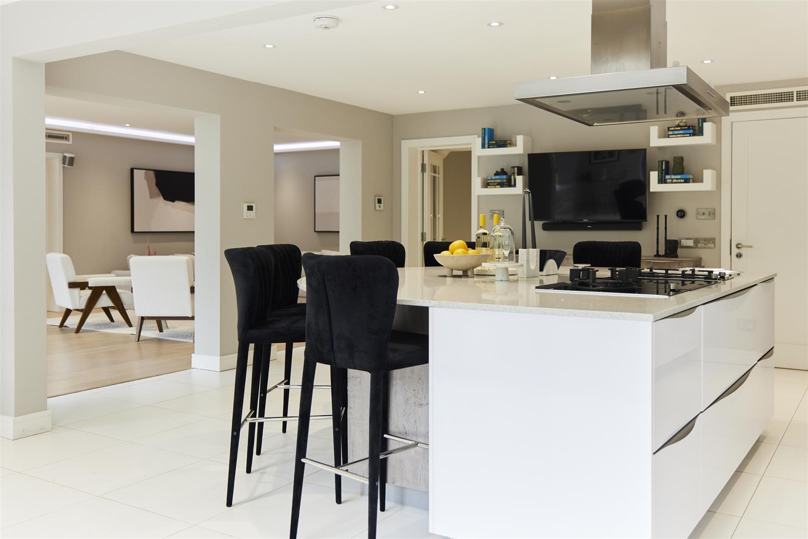 6 bed detached house for sale in Park View Road, London  - Property Image 17