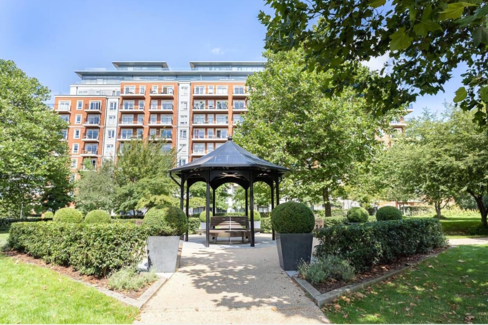 2 bed apartment for sale in Boulevard Drive, London 15
