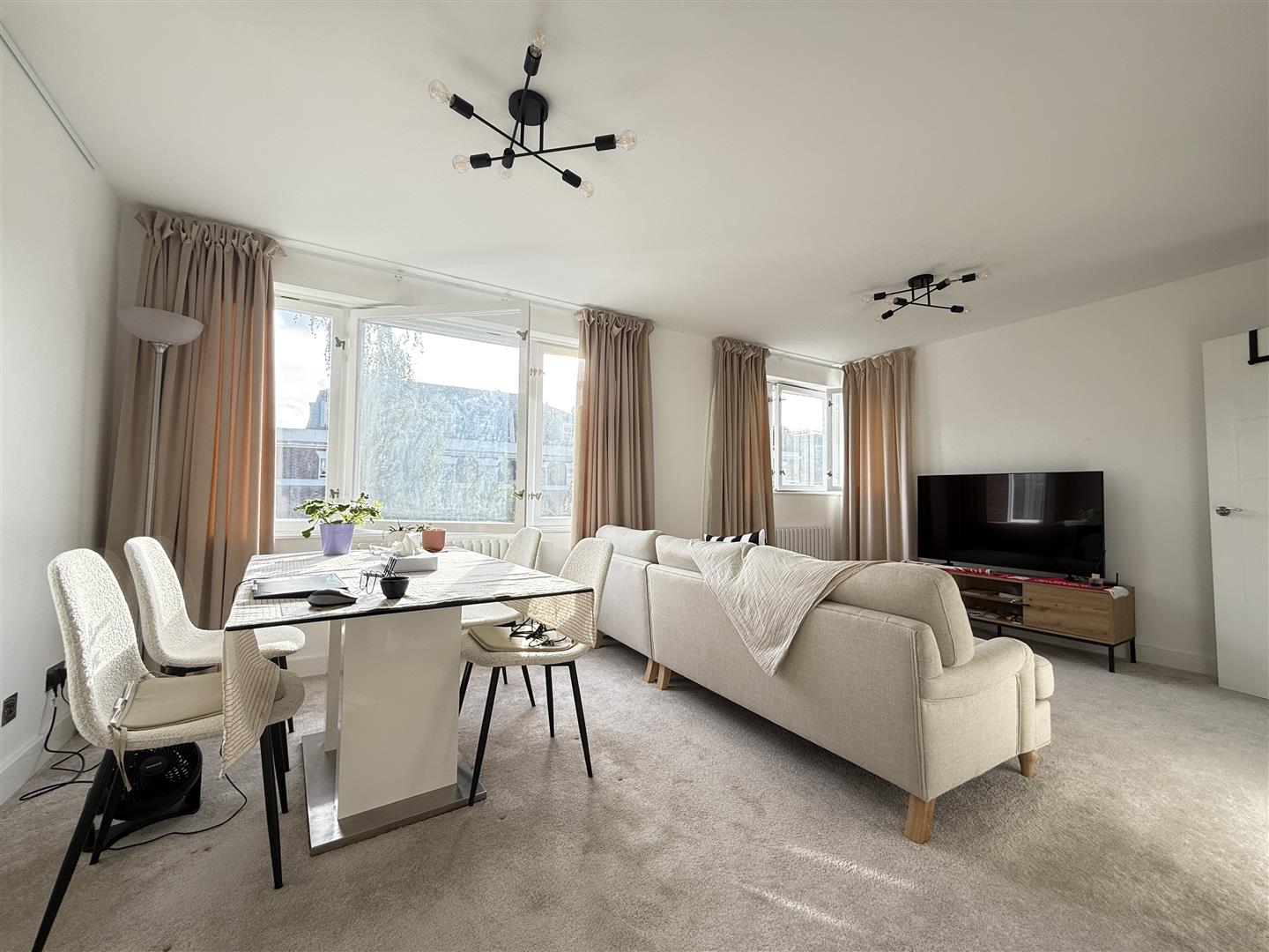 1 bed flat for sale in Southwick Street, London  - Property Image 2
