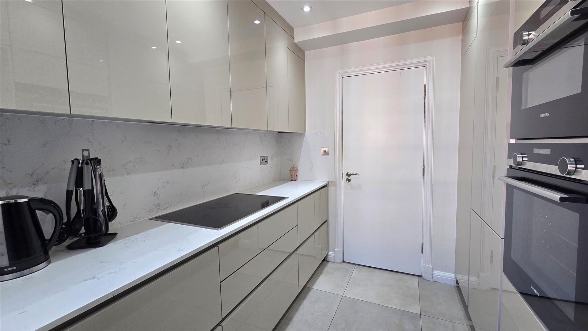 3 bed flat for sale in Gloucester Place, London 12