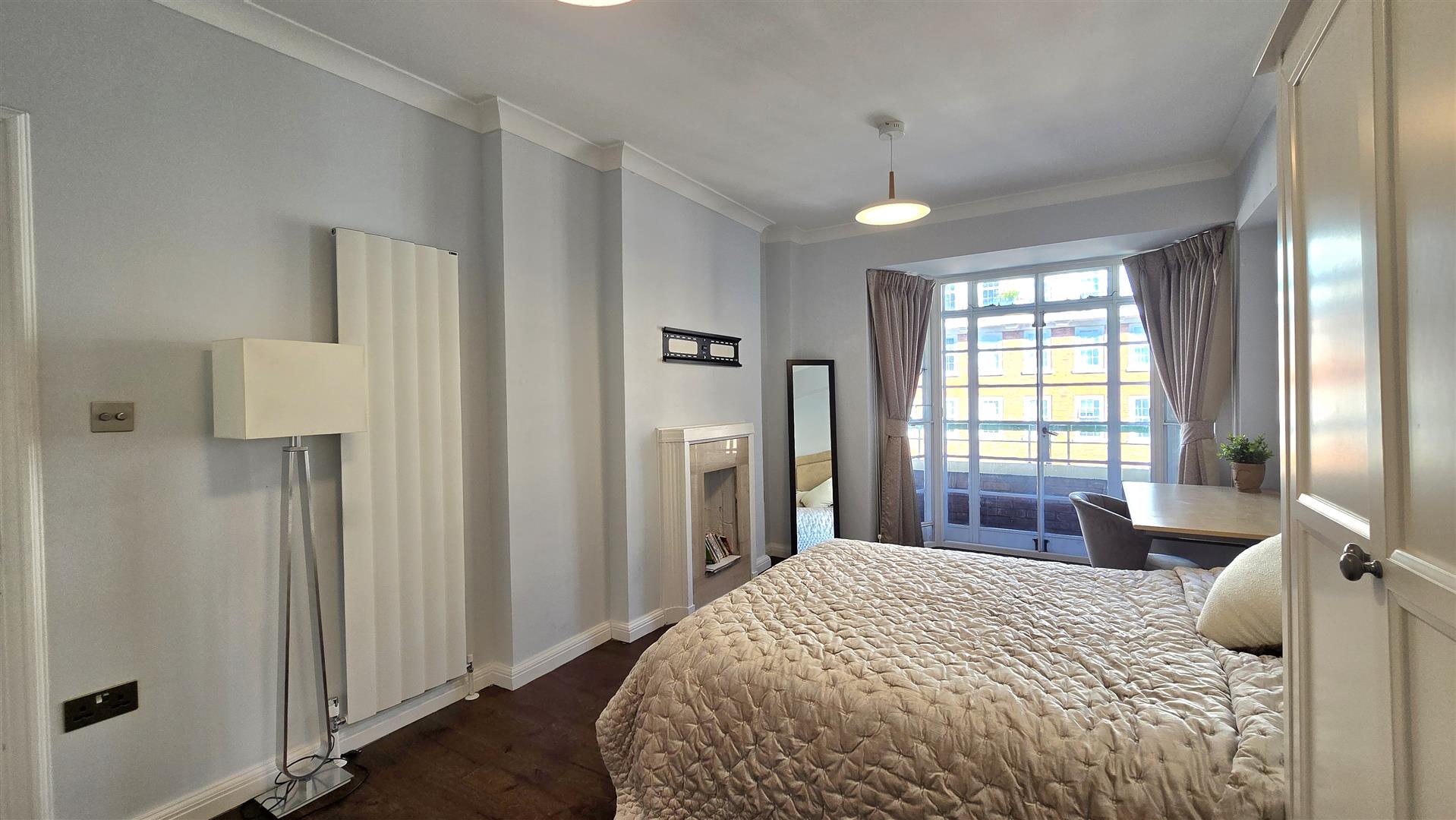 3 bed flat for sale in Gloucester Place, London 14