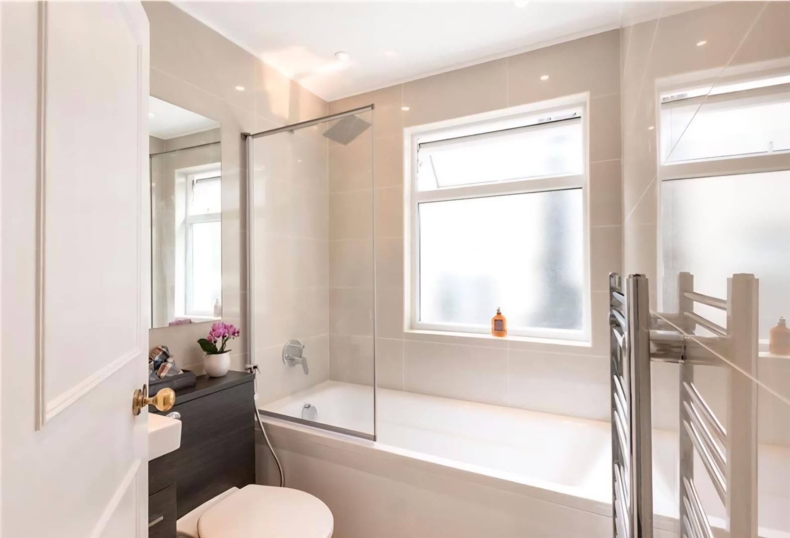 2 bed flat for sale in Sussex Gardens, London 6