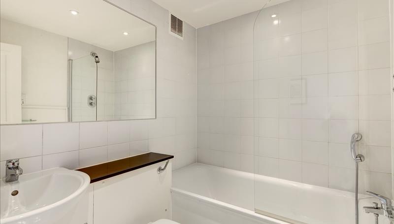 2 bed apartment to rent in Fulham Road, London 3
