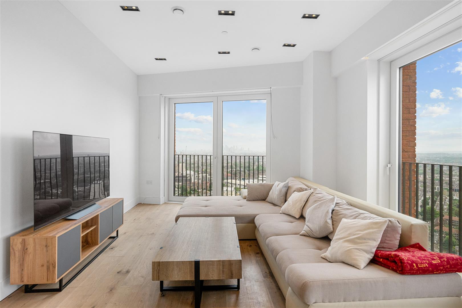 2 bed flat for sale in Exchange Gardens, London  - Property Image 3