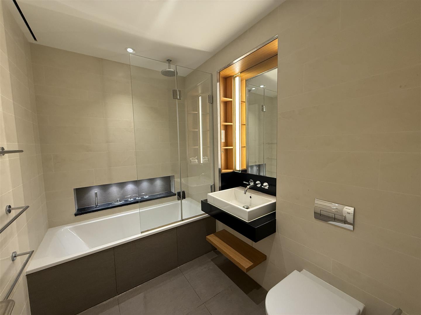 3 bed apartment for sale in Merchant Square, London 4