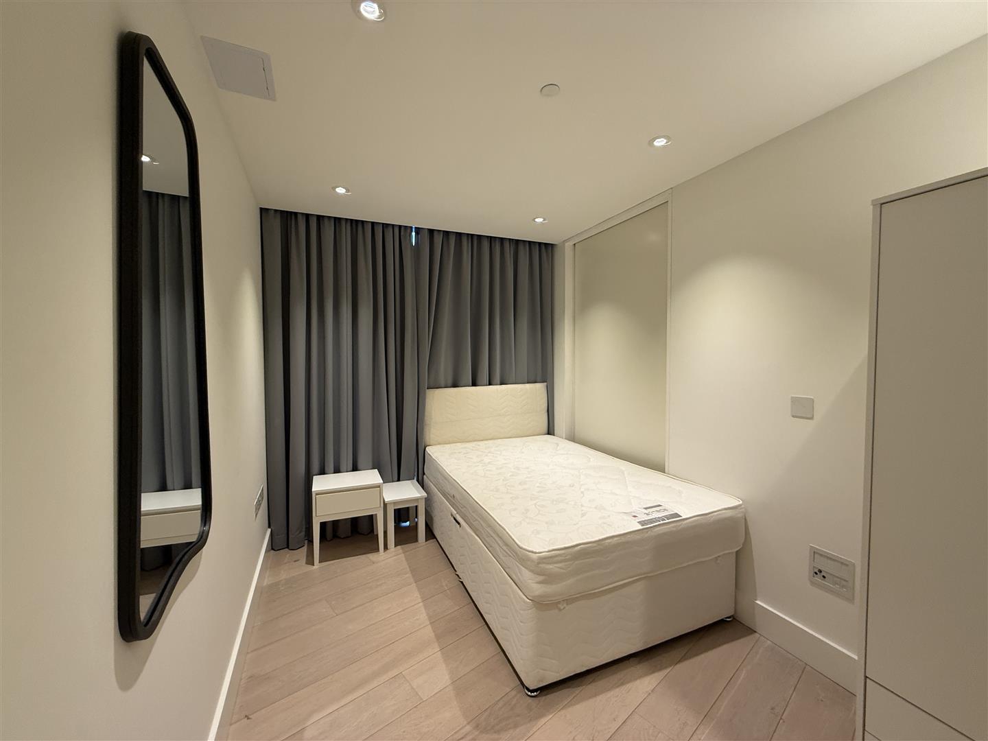 3 bed apartment for sale in Merchant Square, London 5