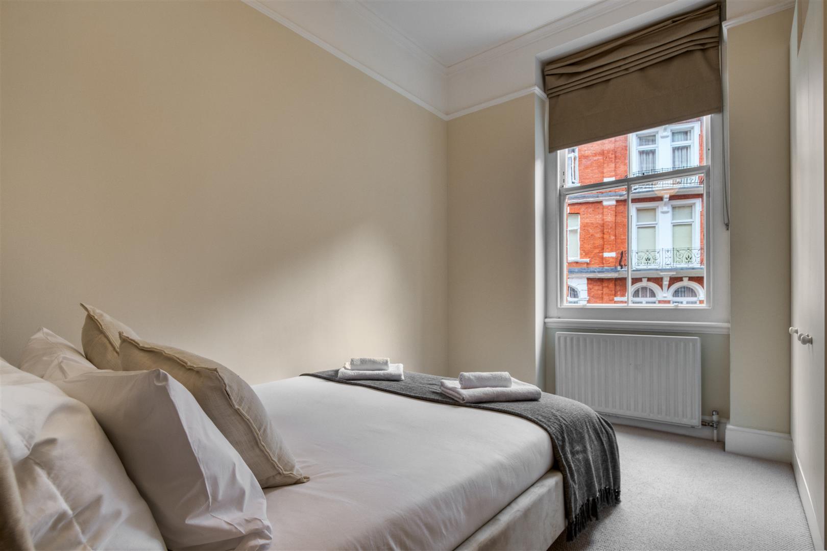 4 bed flat to rent in Kensington Court, London 17