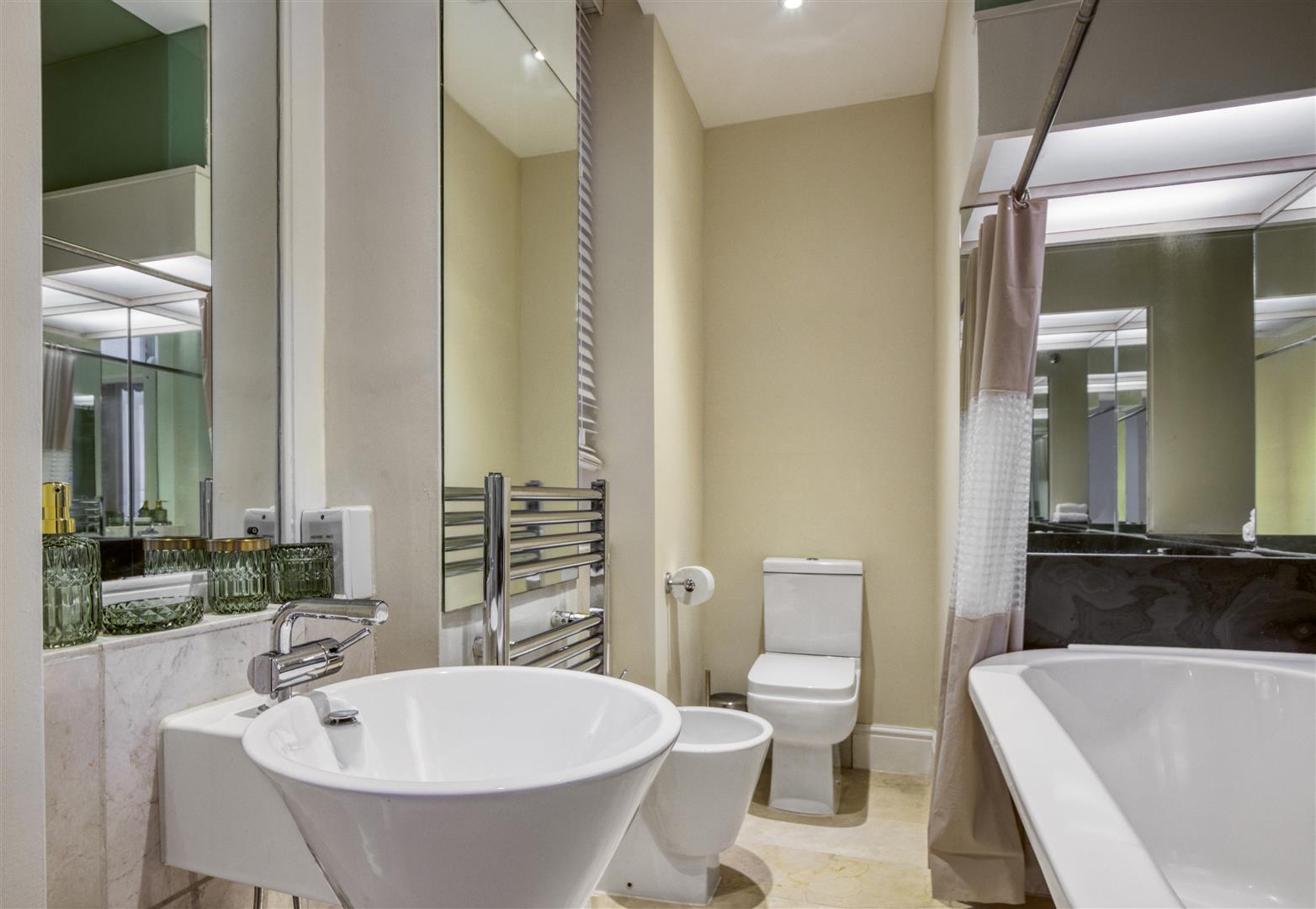 4 bed flat to rent in Kensington Court, London  - Property Image 16