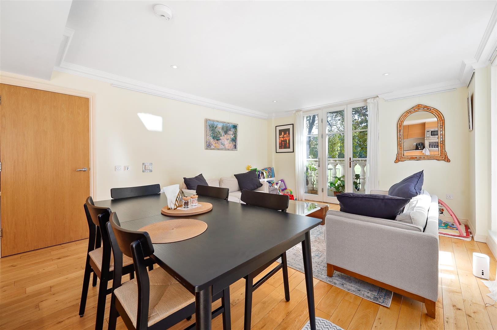 3 bed flat for sale in Vincent Square, London 2