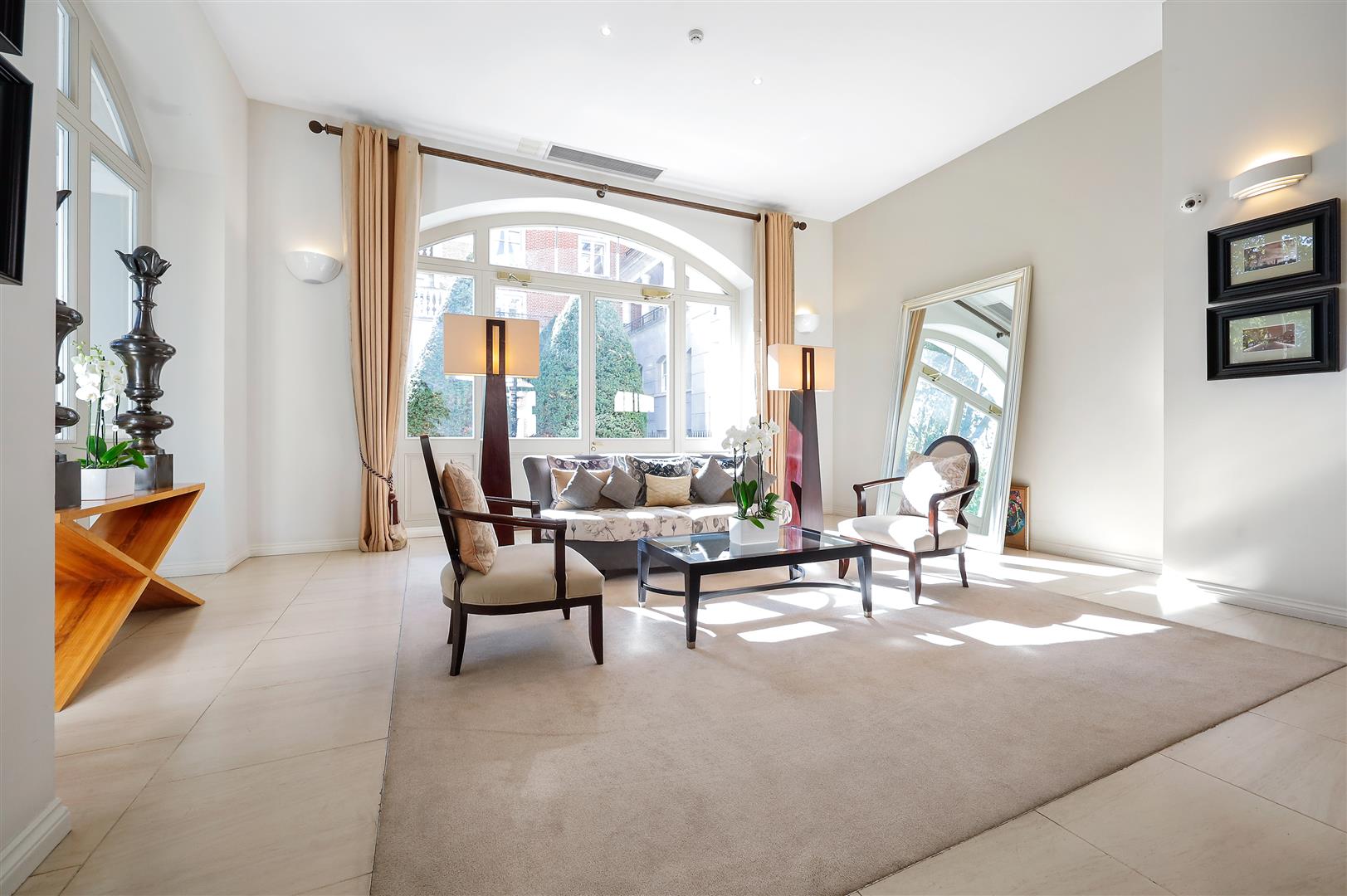 3 bed flat for sale in Vincent Square, London 19