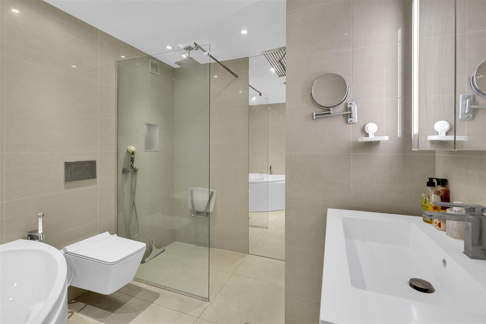 2 bed flat for sale in The Quadrangle Tower, London 14