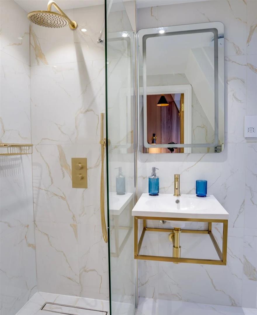 1 bed house for sale in Carrington Street, London  - Property Image 7