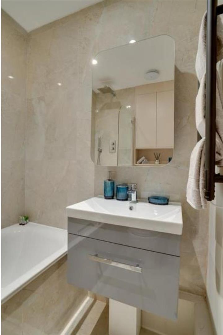 1 bed house for sale in Sloane Avenue, London  - Property Image 5