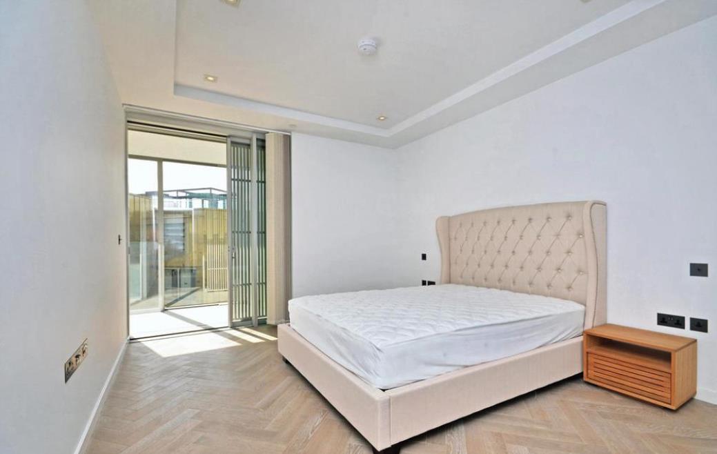 2 bed flat to rent in London  - Property Image 6