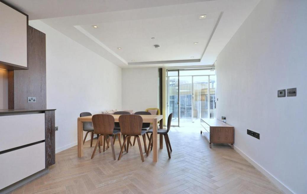 2 bed flat to rent in London  - Property Image 5