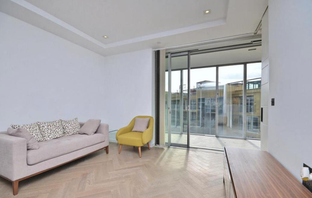 2 bed flat to rent in London  - Property Image 2