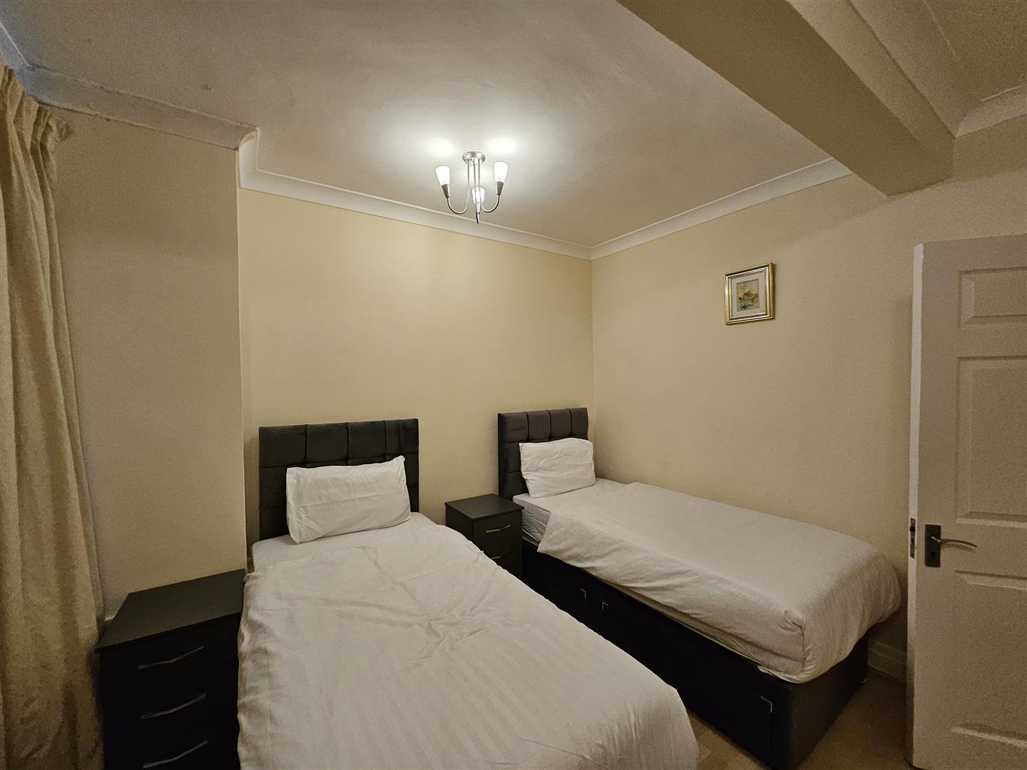 3 bed house for sale in London  - Property Image 8