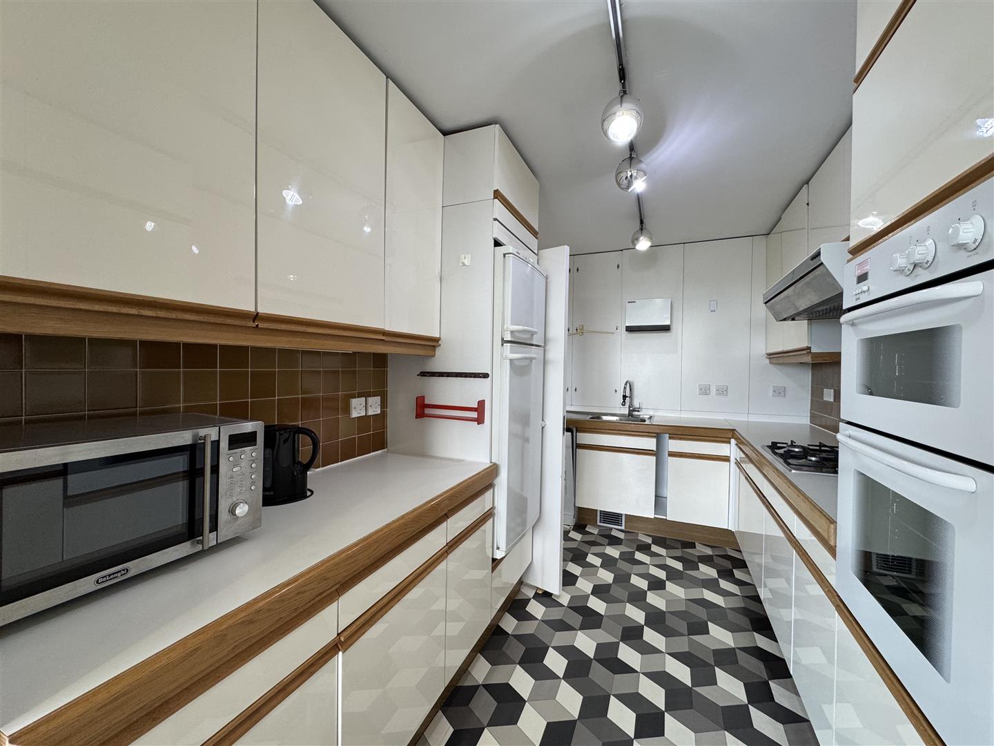 2 bed flat to rent in Finchley Road, London  - Property Image 5