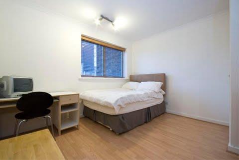2 bed apartment to rent in Parkgate Road, London  - Property Image 4