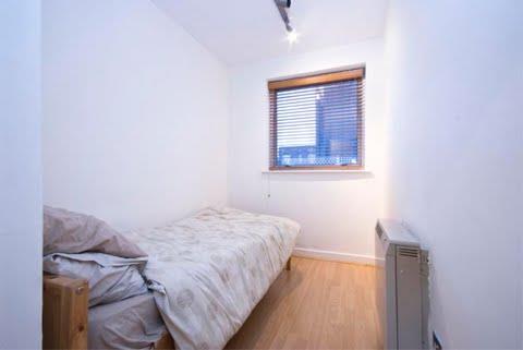 2 bed apartment to rent in Parkgate Road, London  - Property Image 3