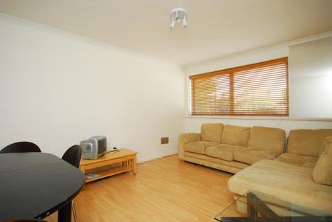 2 bed apartment to rent in Parkgate Road, London, SW11