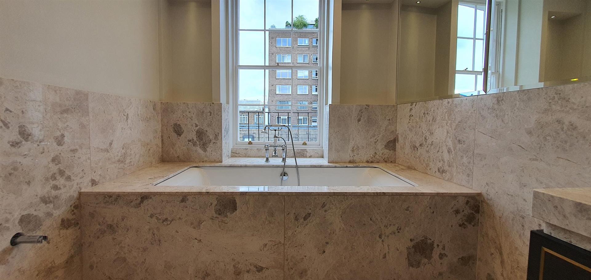 3 bed terraced house to rent in Albion Street, London 8