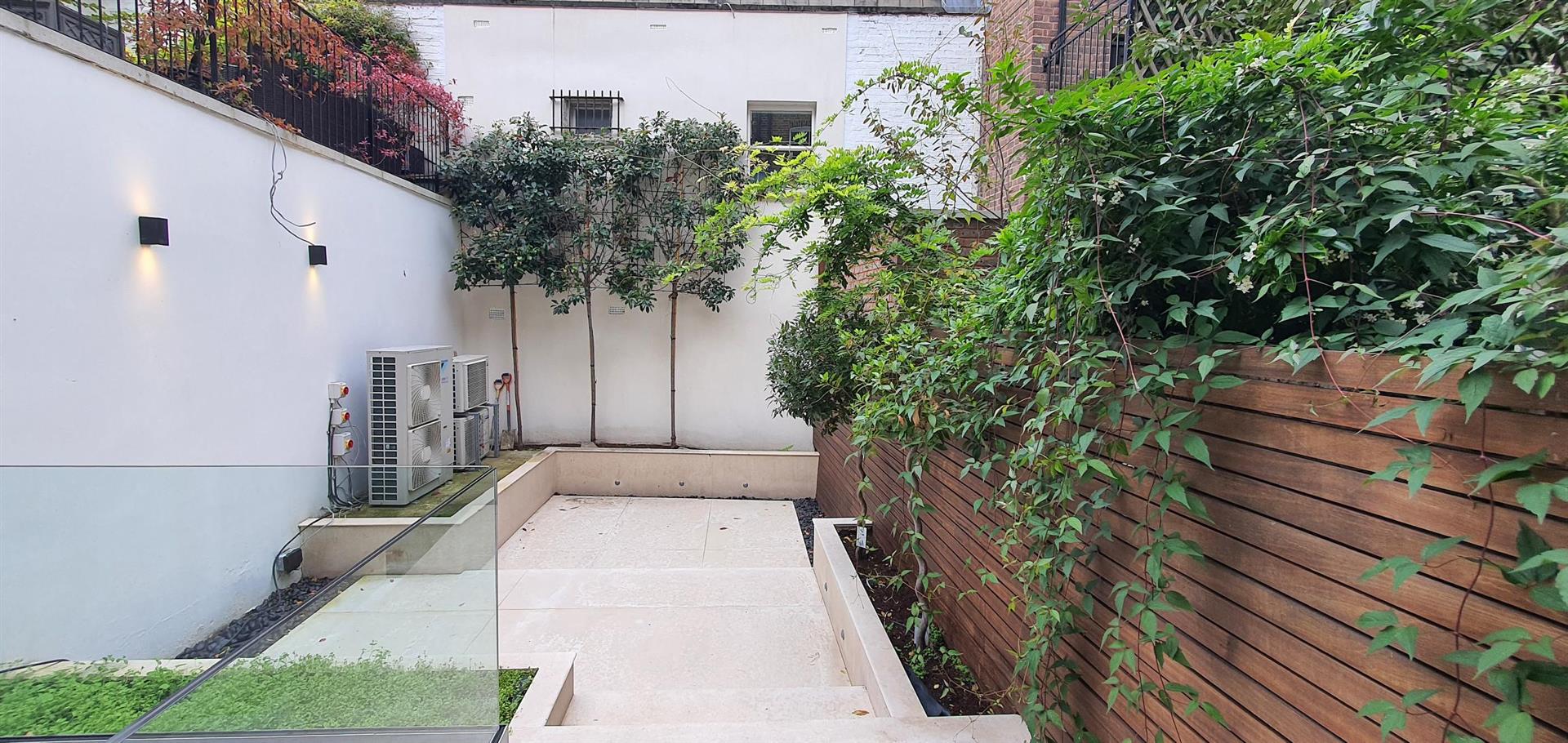 3 bed terraced house to rent in Albion Street, London 22