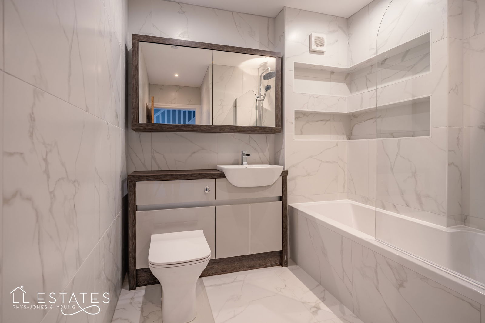 4 bed bungalow for sale in Highlands Close , Rhuddlan , Denbighshire, LL18 2BF  - Property Image 4