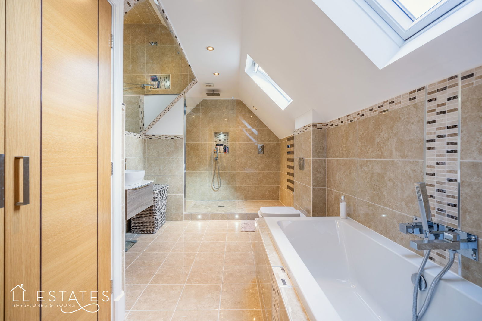 4 bed detached house for sale in Oakwood, Colwyn Bay  - Property Image 10