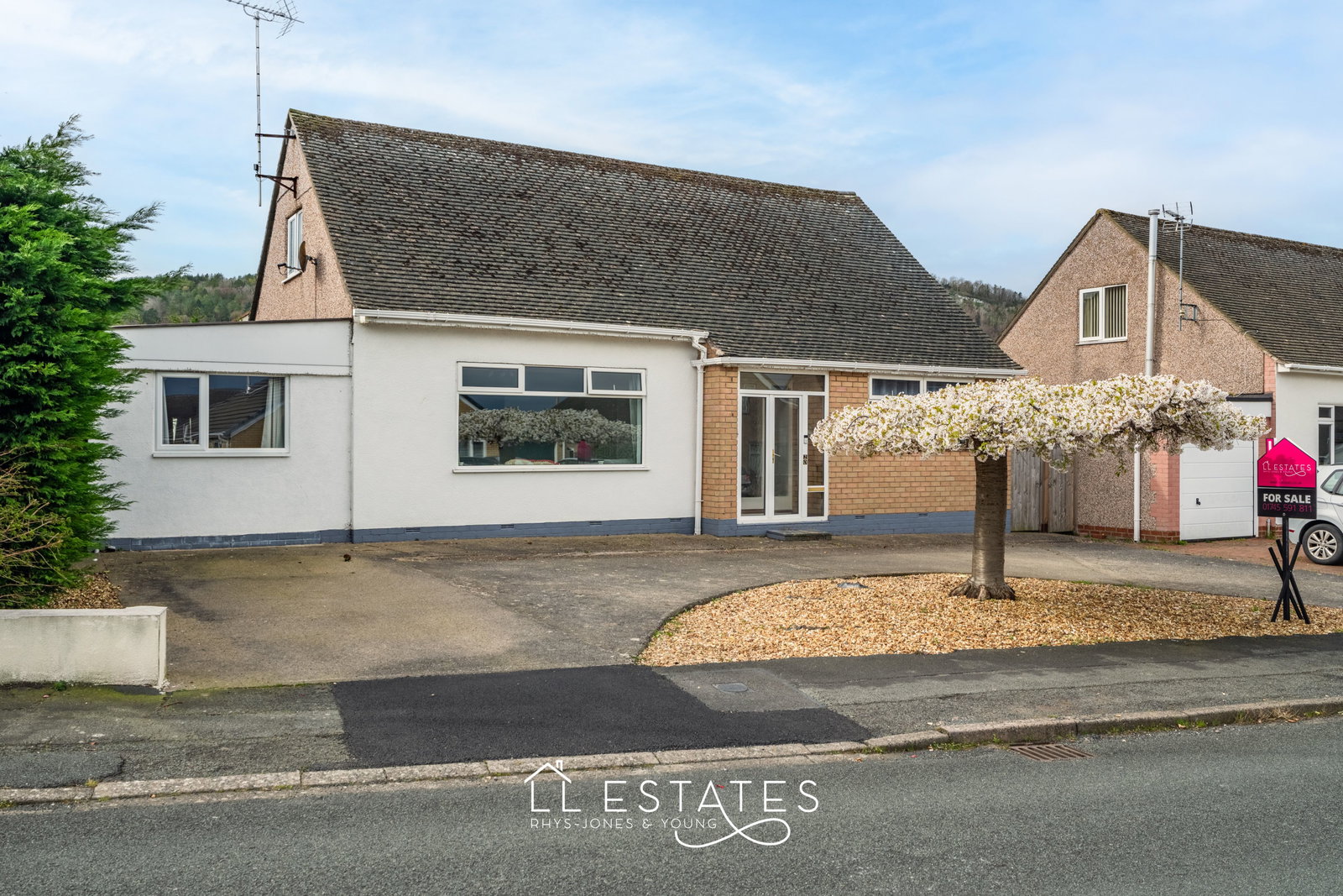 4 bed bungalow for sale in Bryn Twr, Abergele  - Property Image 1