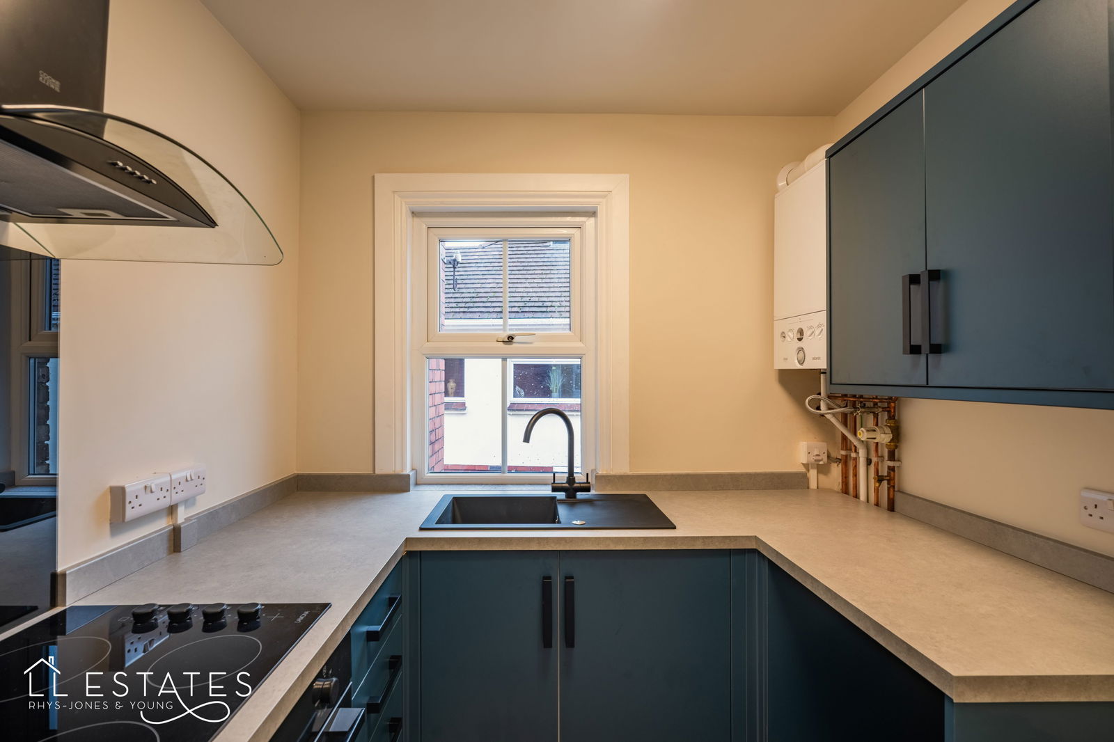 2 bed flat to rent in Meliden Road, Prestatyn, LL19 9SE 1