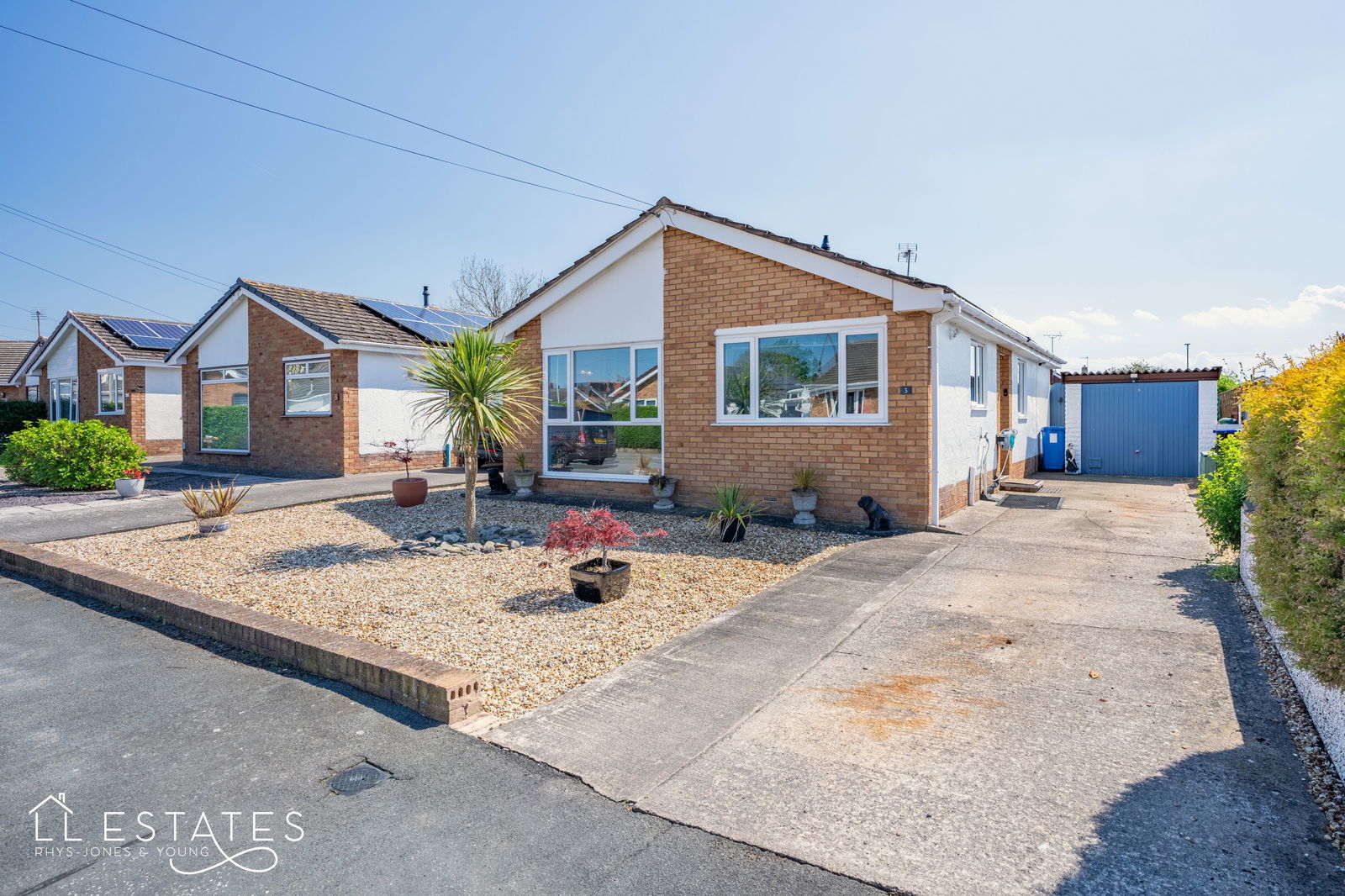 3 bed bungalow for sale in Oaklea Court, Rhyl - Property Image 1
