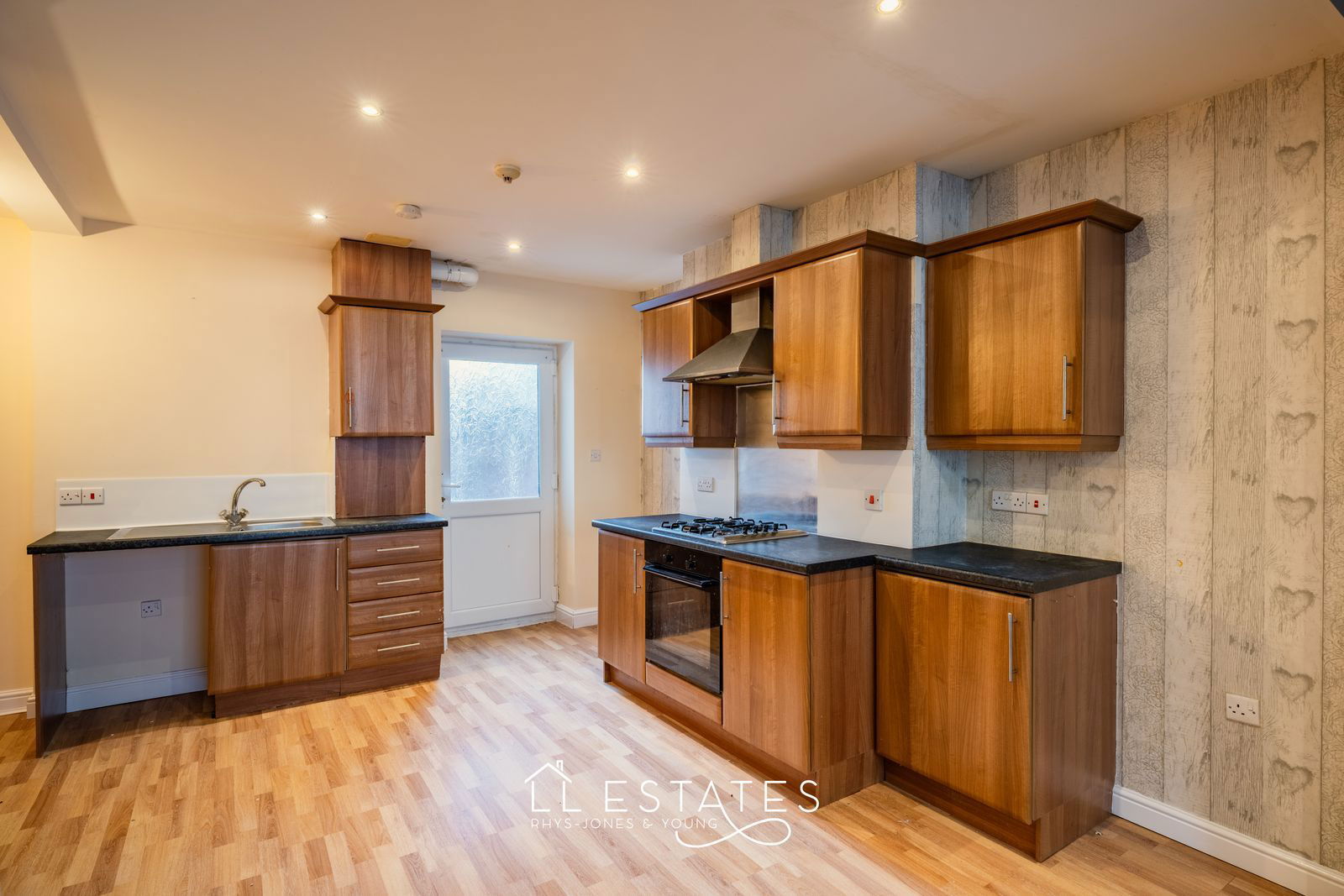 2 bed ground floor flat to rent in John Street, Rhyl, LL18 1PP 2