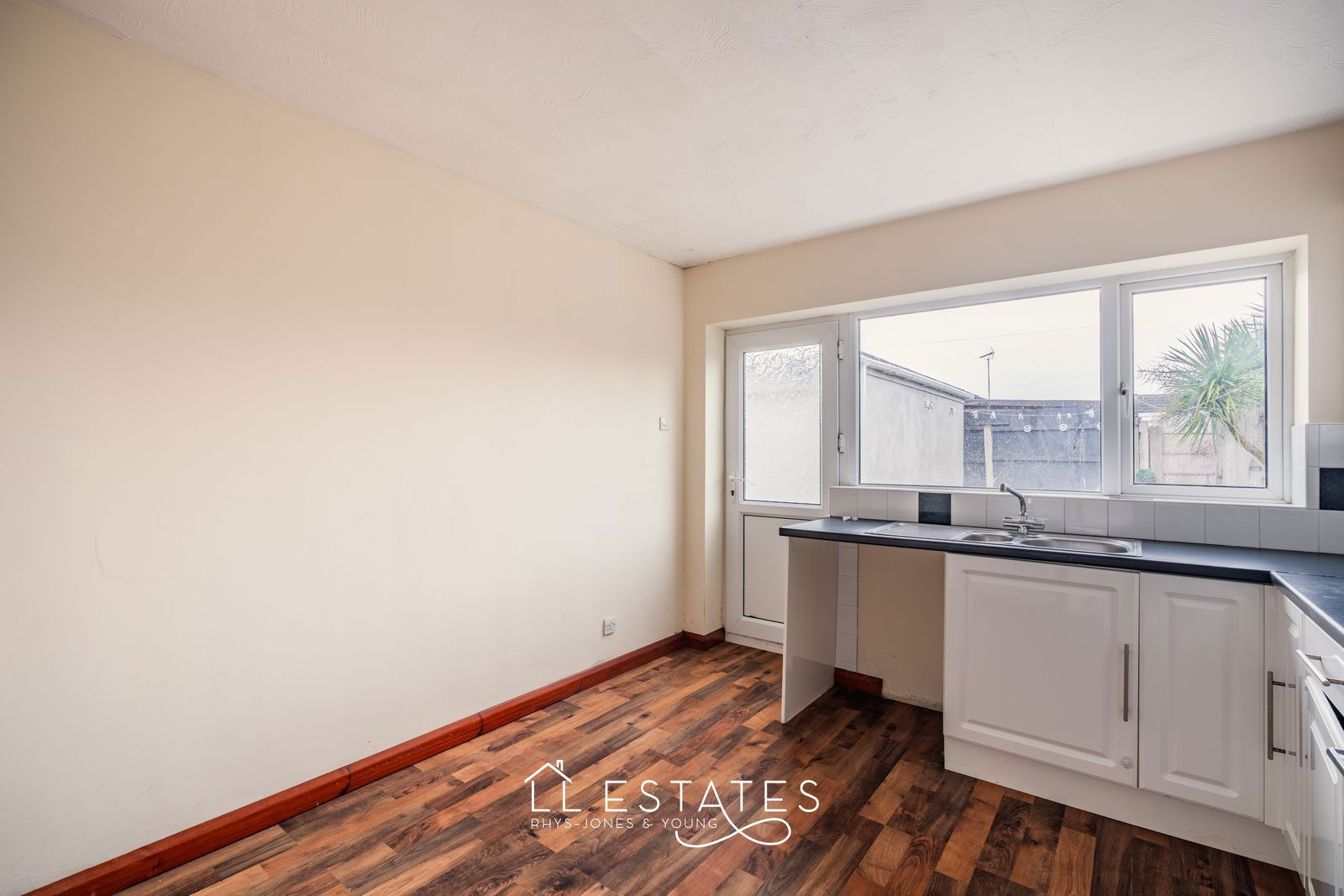 2 bed semi-detached bungalow to rent in Bryn Cwnin Road, Rhyl, LL18 4UD  - Property Image 3